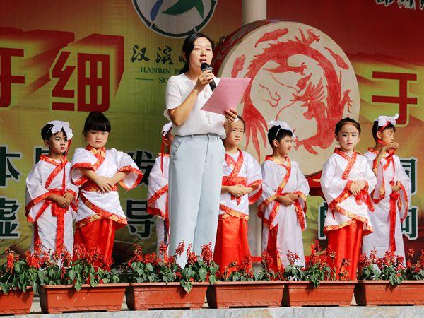 肖静为学生送祝福_副本